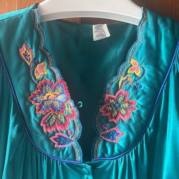 Size L vanity fair night gown/duster - Picture 2 of 6